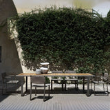 Moderner Outdoor-Esstisch mit Holz-/Steinplatte und mitternachtsschwarzem Gestell