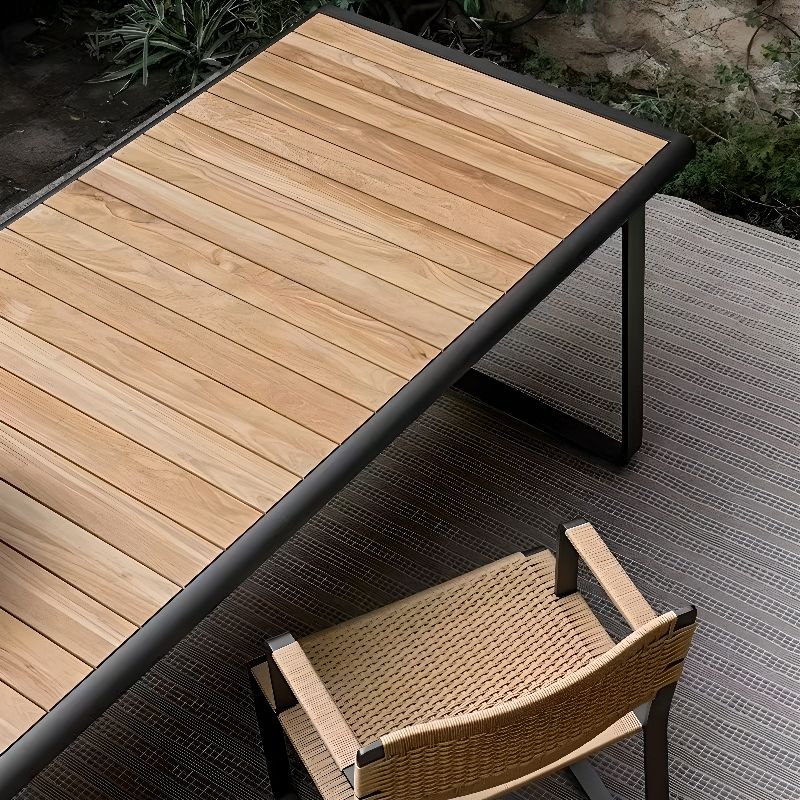 Moderner Outdoor-Esstisch mit Holz-/Steinplatte und mitternachtsschwarzem Gestell