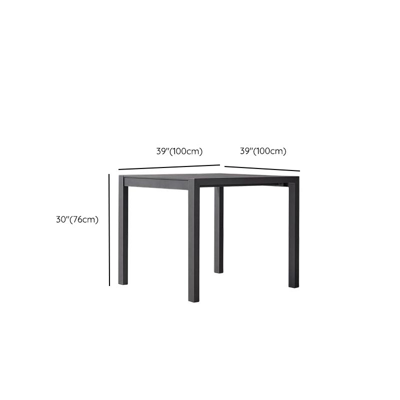 Moderner Outdoor-Esstisch mit schwarzer Metallplatte
