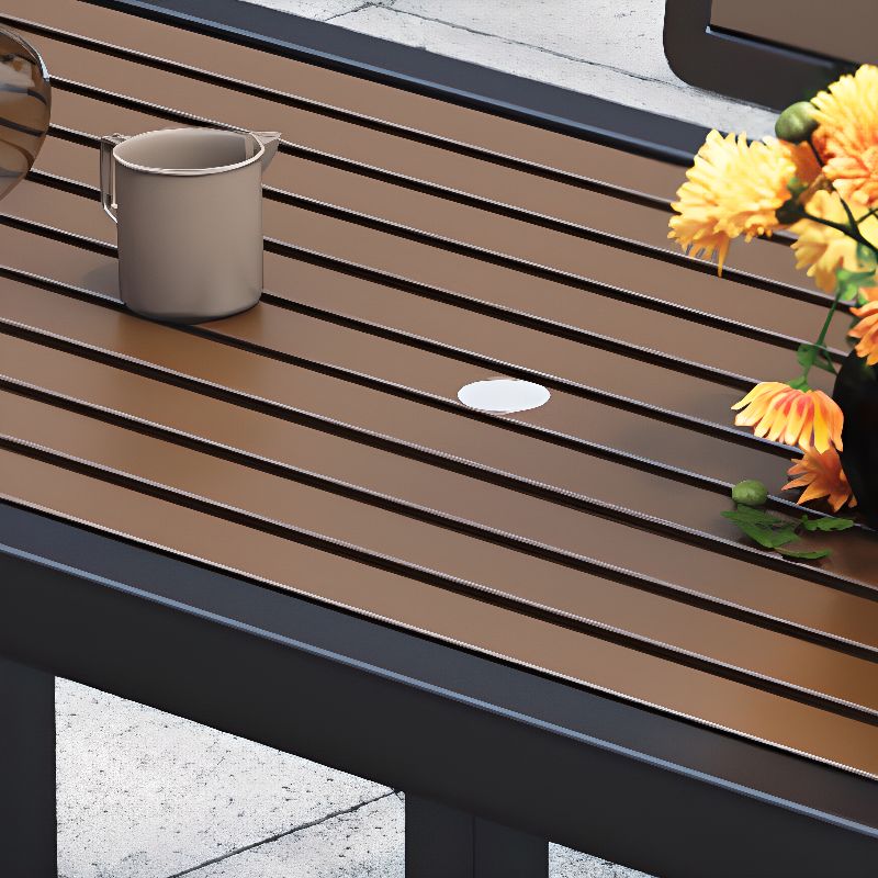 Einfacher Outdoor-Picknicktisch in Hellbraun, UV-beständig mit rechteckigem Eisenrahmen