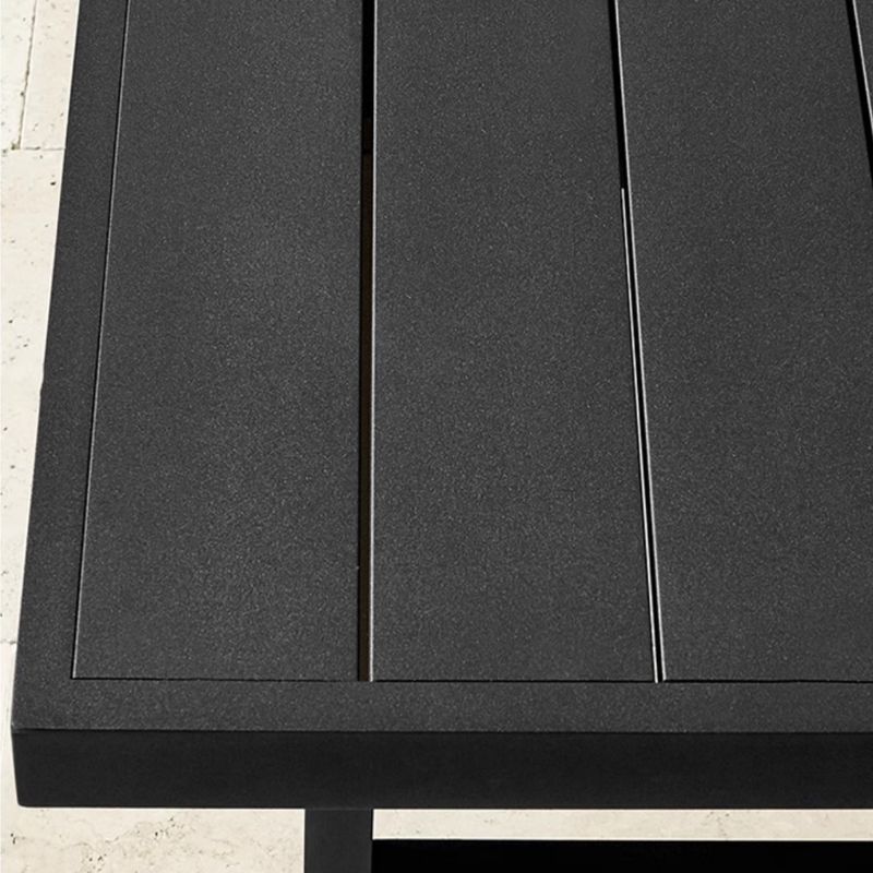 Moderner Outdoor-Esstisch mit schwarzer Metallplatte