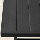 Moderner Outdoor-Esstisch mit schwarzer Metallplatte