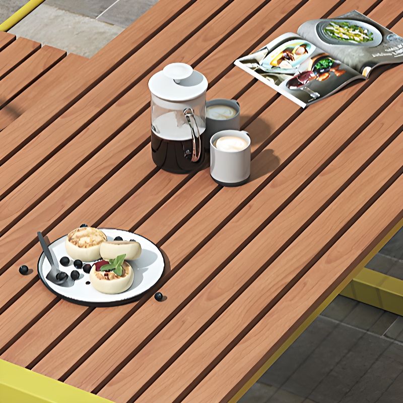 Einfacher Terrassentisch in Hellbraun mit UV-beständigem rechteckigem Eisenrahmen