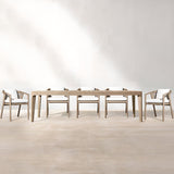 Moderner Outdoor-Esstisch mit Teakholzmaserung