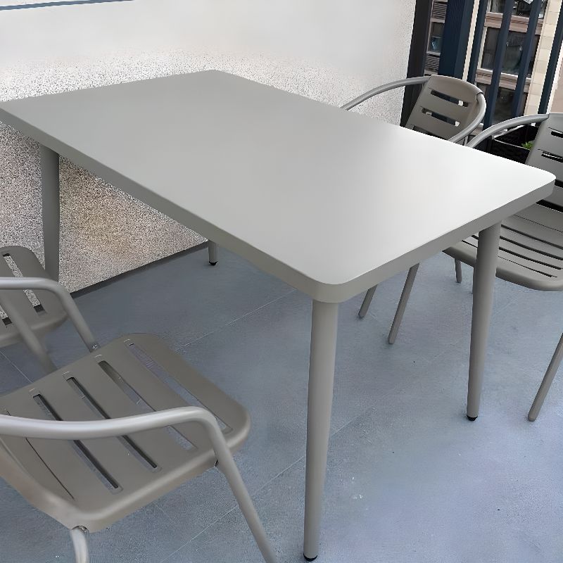 Einfacher rechteckiger stahlgrauer Terrassen-Esstisch