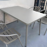 Einfacher rechteckiger stahlgrauer Terrassen-Esstisch