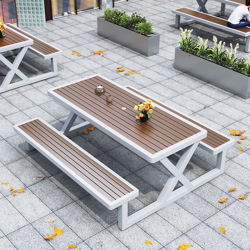 Einfacher Outdoor-Picknicktisch in Hellbraun, UV-beständig mit rechteckigem Eisenrahmen