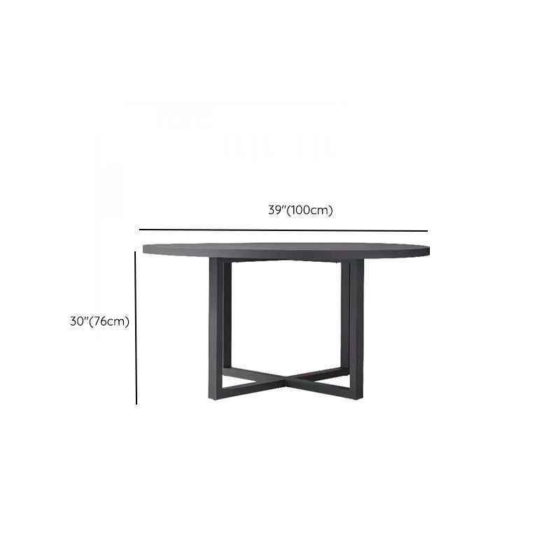 Moderner Outdoor-Esstisch mit schwarzer Metallplatte