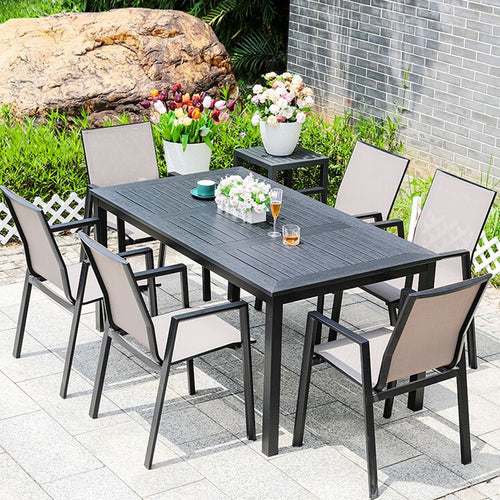 Einfacher Terrassentisch mit schwarzer UV-beständiger rechteckiger Tischplatte und Metallrahmen