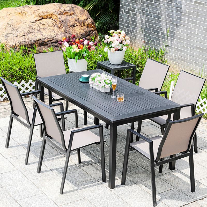 Einfacher Terrassentisch mit schwarzer UV-beständiger rechteckiger Tischplatte und Metallrahmen
