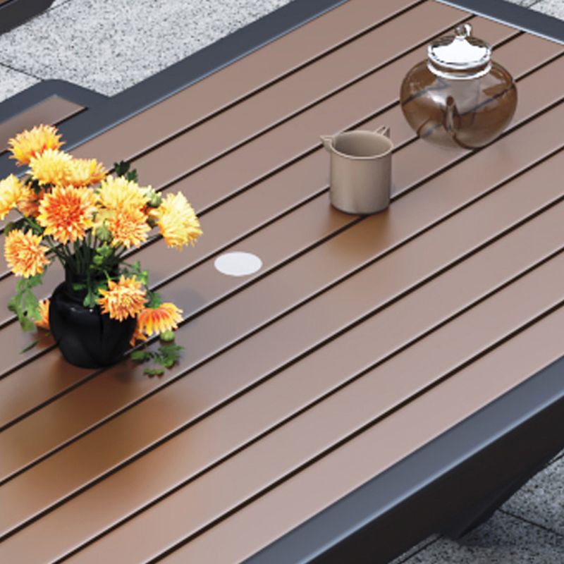 Einfacher Outdoor-Picknicktisch in Hellbraun, UV-beständig, rechteckiger Metallrahmen