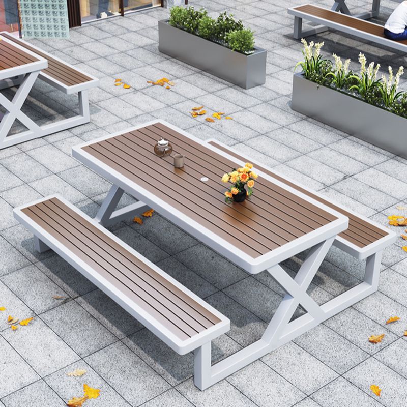 Einfacher Outdoor-Picknicktisch in Kakao mit UV-beständigem rechteckigem Eisenrahmen