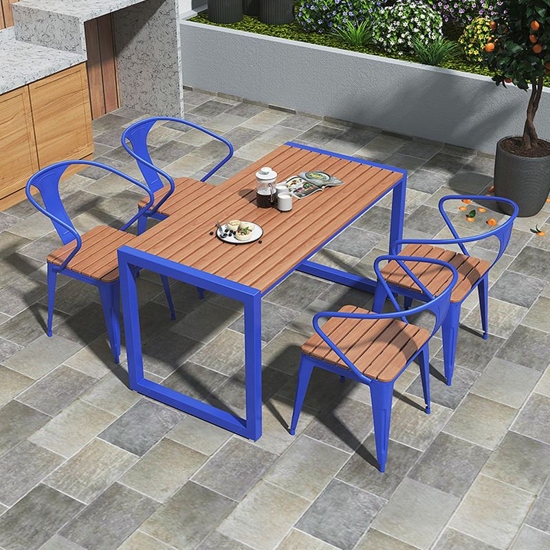 Einfacher Terrassentisch in Hellbraun mit UV-beständigem rechteckigem Eisenrahmen