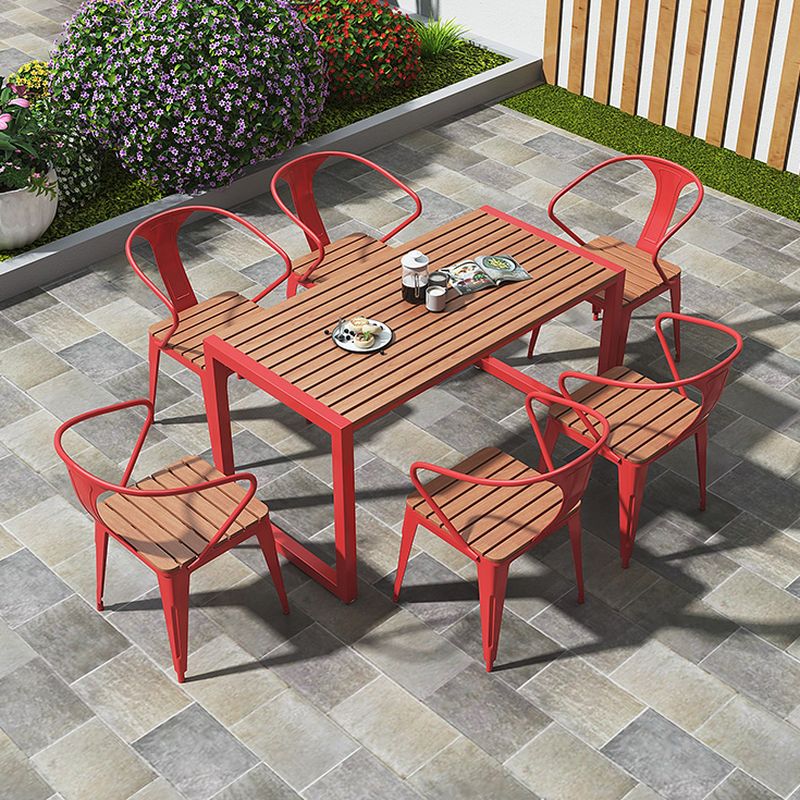 Einfacher Terrassentisch in Hellbraun mit UV-beständigem rechteckigem Eisenrahmen