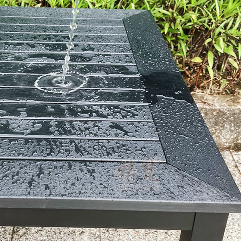 Einfacher Terrassentisch mit schwarzer UV-beständiger rechteckiger Tischplatte und Metallrahmen