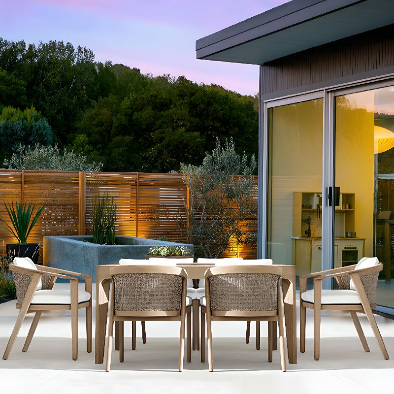 Moderner Outdoor-Esstisch mit Teakholzmaserung