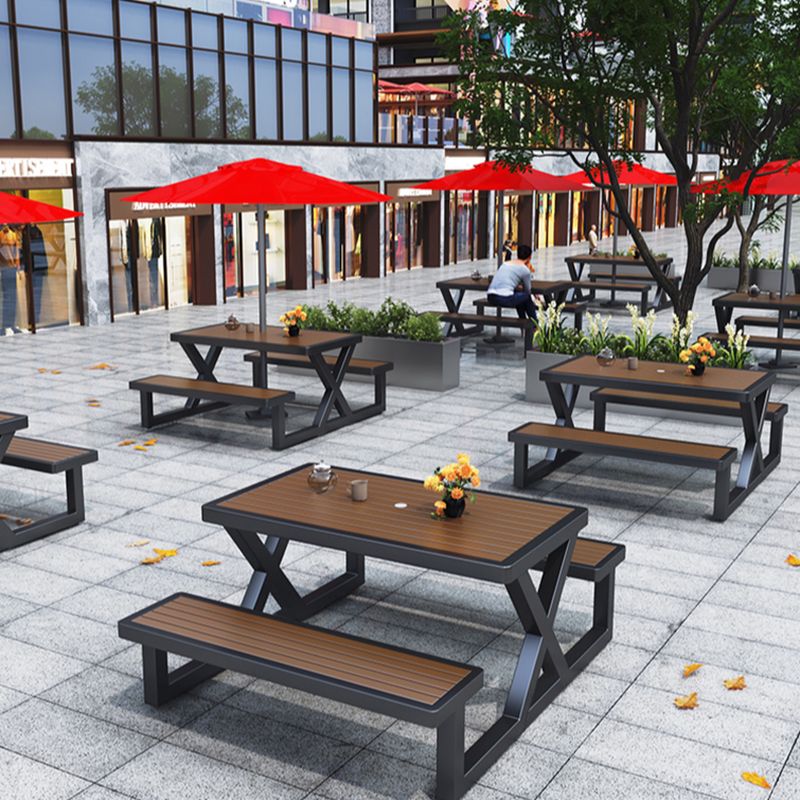 Einfacher Outdoor-Picknicktisch in Hellbraun, UV-beständig, rechteckiger Metallrahmen