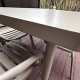 Einfacher rechteckiger stahlgrauer Terrassen-Esstisch