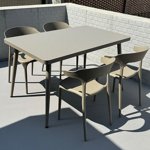 Einfacher rechteckiger stahlgrauer Terrassen-Esstisch