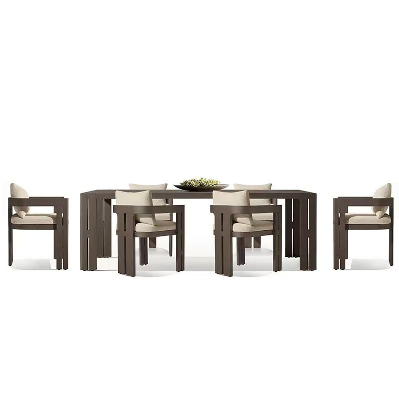 Moderner Outdoor-Esstisch mit rechteckiger Holzmaserung und natürlichem Holzgestell