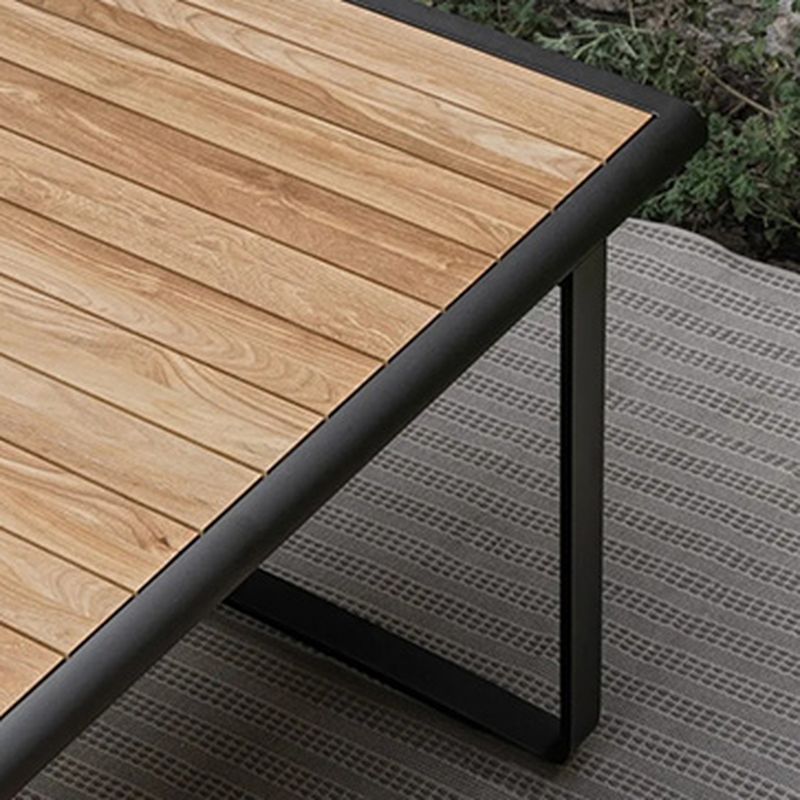 Moderner Outdoor-Esstisch mit Holz-/Steinplatte und mitternachtsschwarzem Gestell