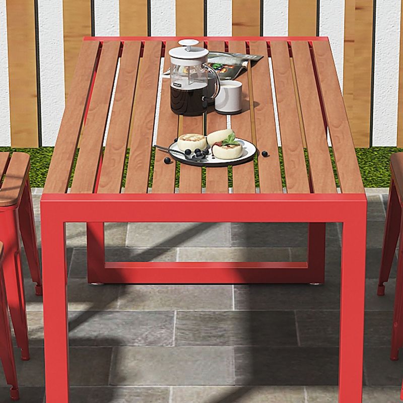 Einfacher Terrassentisch in Hellbraun mit UV-beständigem rechteckigem Eisenrahmen