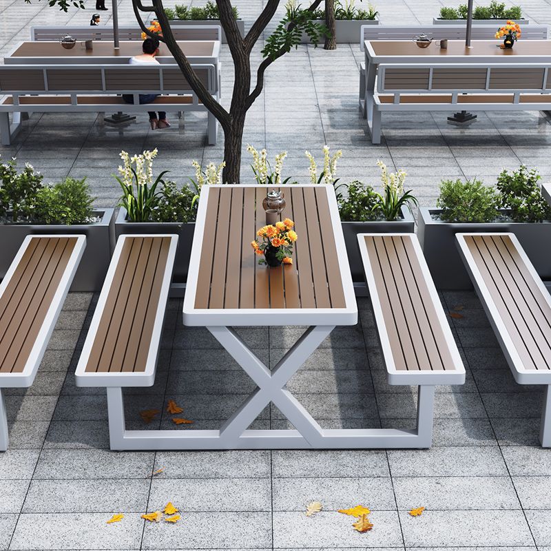 Einfacher Outdoor-Picknicktisch in Hellbraun, UV-beständig mit rechteckigem Eisenrahmen