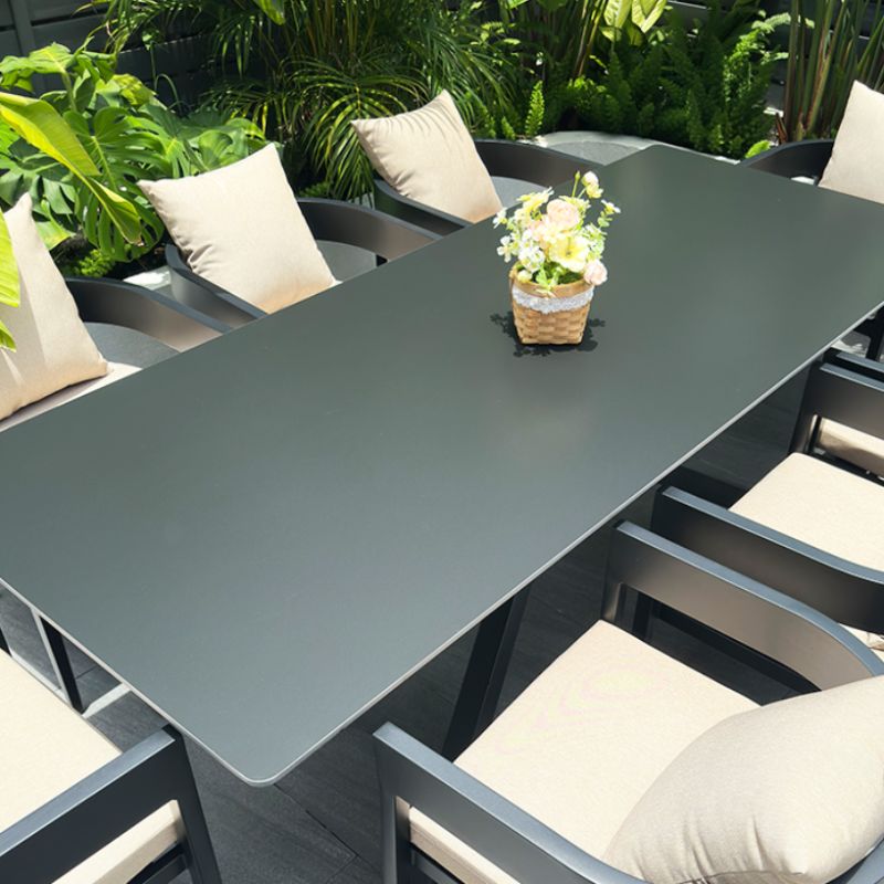 Einfacher Terrassentisch mit schwarzer Steinplatte, UV-beständig, rechteckig