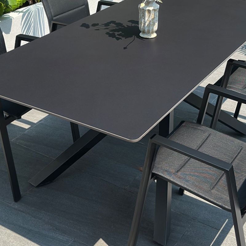Einfacher Terrassentisch mit Steintischplatte in Schwarz, UV-beständig, rechteckig