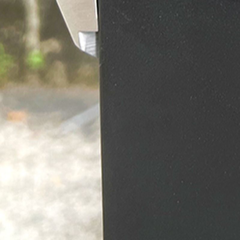 Einfacher Terrassentisch mit schwarzer UV-beständiger rechteckiger Tischplatte und Metallrahmen