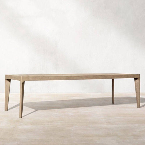 Moderner Outdoor-Esstisch mit Teakholzmaserung