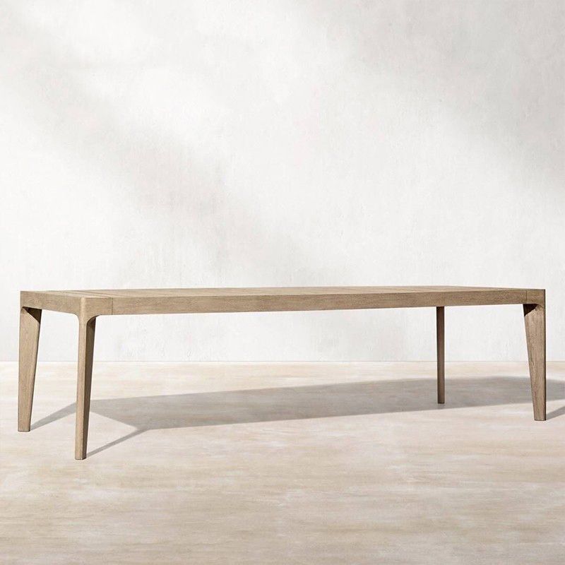 Moderner Outdoor-Esstisch mit Teakholzmaserung