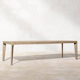 Moderner Outdoor-Esstisch mit Teakholzmaserung