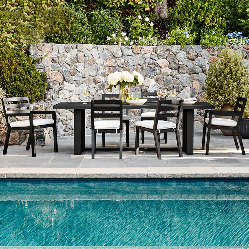 Moderner Outdoor-Esstisch mit schwarzer Metallplatte