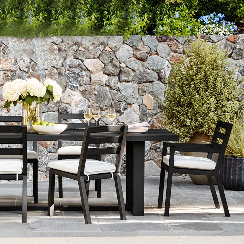 Moderner Outdoor-Esstisch mit schwarzer Metallplatte