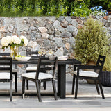 Moderner Outdoor-Esstisch mit schwarzer Metallplatte