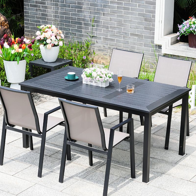 Einfacher Terrassentisch mit schwarzer UV-beständiger rechteckiger Tischplatte und Metallrahmen