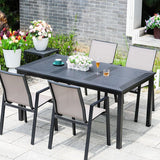 Einfacher Terrassentisch mit schwarzer UV-beständiger rechteckiger Tischplatte und Metallrahmen