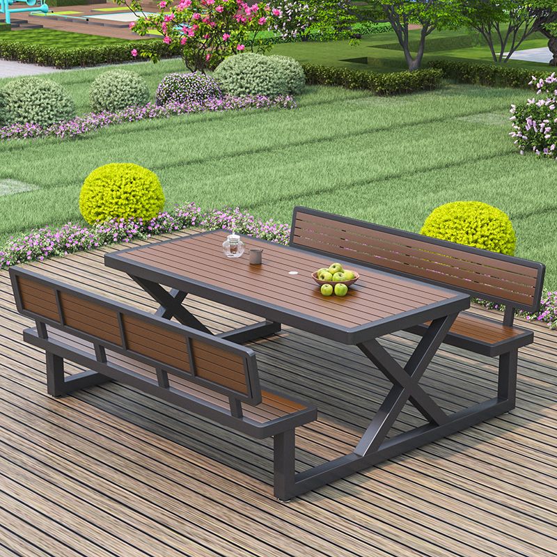 Einfacher Outdoor-Picknicktisch in Hellbraun, UV-beständig mit rechteckigem Eisenrahmen