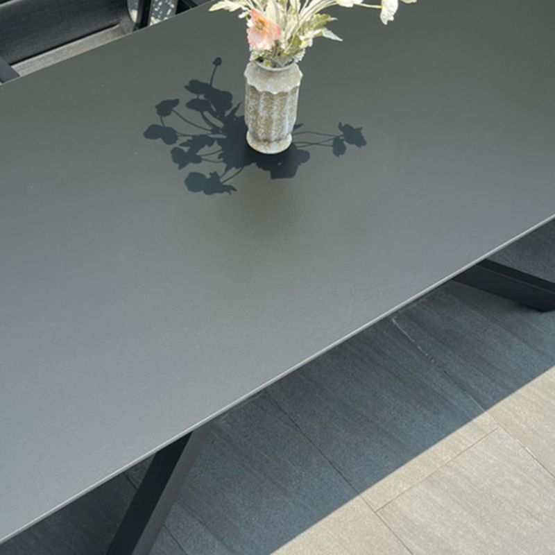 Einfacher Terrassentisch mit Steintischplatte in Schwarz, UV-beständig, rechteckig