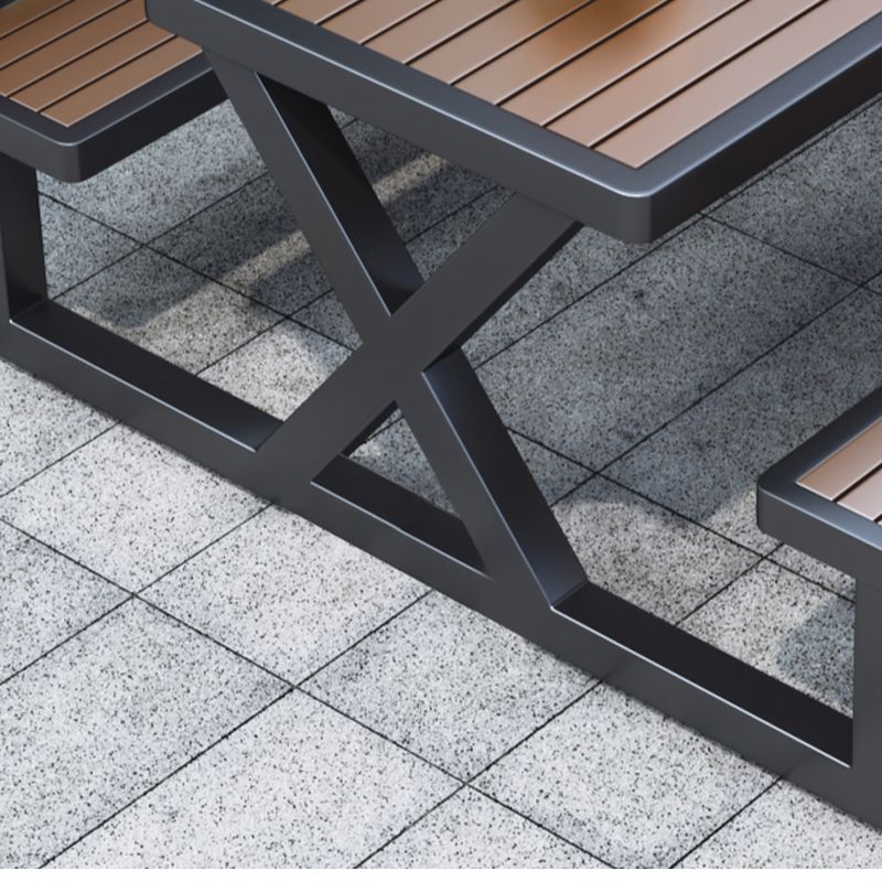 Einfacher Outdoor-Picknicktisch in Hellbraun, UV-beständig mit rechteckigem Eisenrahmen