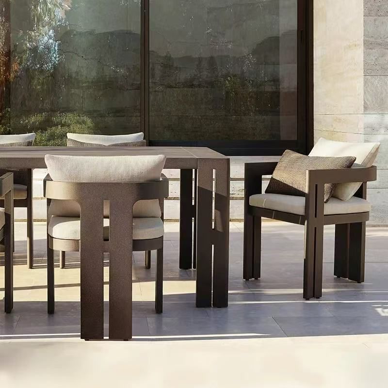 Moderner Outdoor-Esstisch mit rechteckiger Holzmaserung und natürlichem Holzgestell