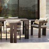 Moderner Outdoor-Esstisch mit rechteckiger Holzmaserung und natürlichem Holzgestell