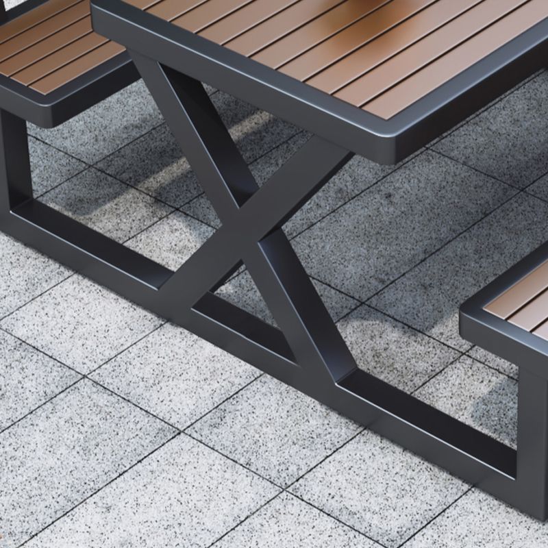 Einfacher Outdoor-Picknicktisch in Hellbraun, UV-beständig, rechteckiger Metallrahmen