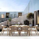 Moderner Outdoor-Esstisch mit Teakholzmaserung