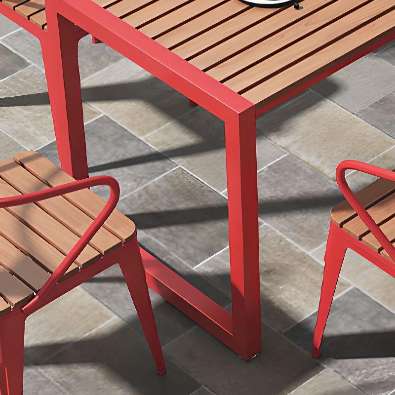 Einfacher Terrassentisch in Hellbraun mit UV-beständigem rechteckigem Eisenrahmen