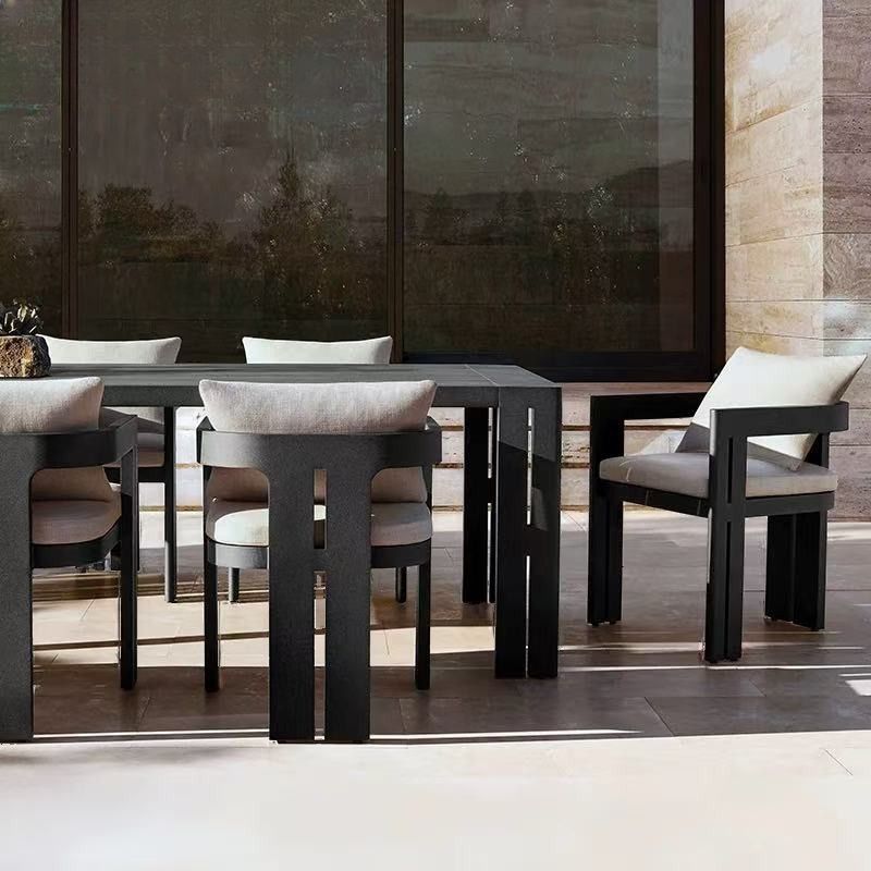 Moderner Outdoor-Esstisch mit rechteckiger Holzmaserung und natürlichem Holzgestell