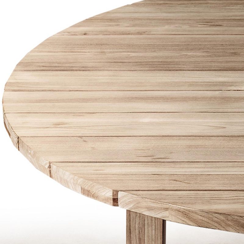 Moderner Outdoor-Esstisch mit Teakholzmaserung