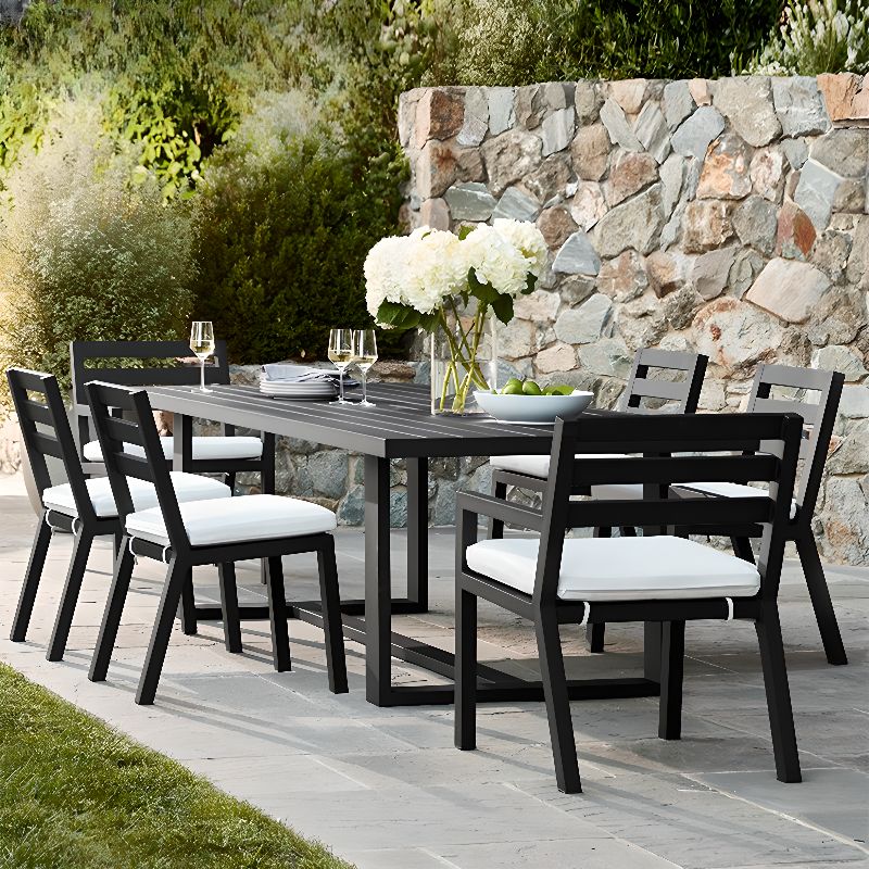 Moderner Outdoor-Esstisch mit schwarzer Metallplatte