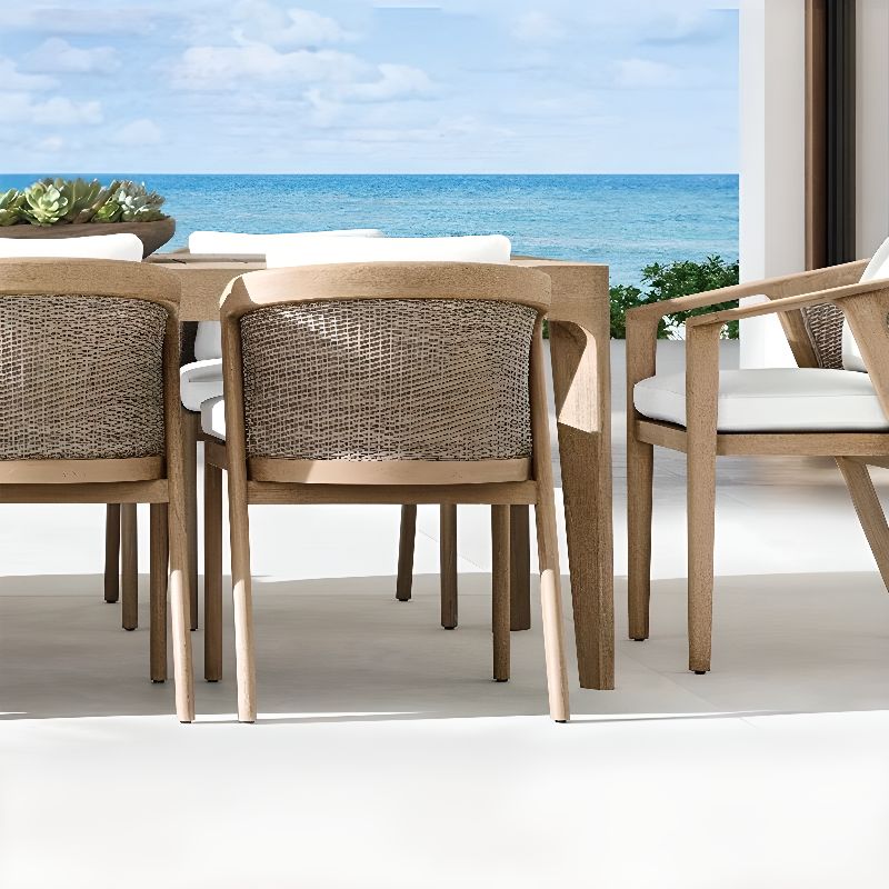 Moderner Outdoor-Esstisch mit Teakholzmaserung